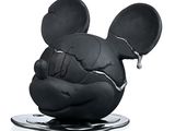 une figurine noire de Mickey Mouse posée sur un socle