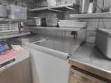 une cuisine équipée d'une cuisinière, d'un lave-vaisselle, d'un lave-vaisselle et d'un lave-vaisselle