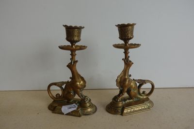 deux bougies posées sur une table