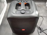 une enceinte posée par terre