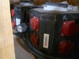 deux vannes noires et rouges posées sur une étagère dans une pièce
