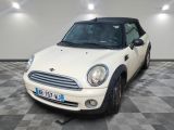 une petite voiture blanche garée dans un garage