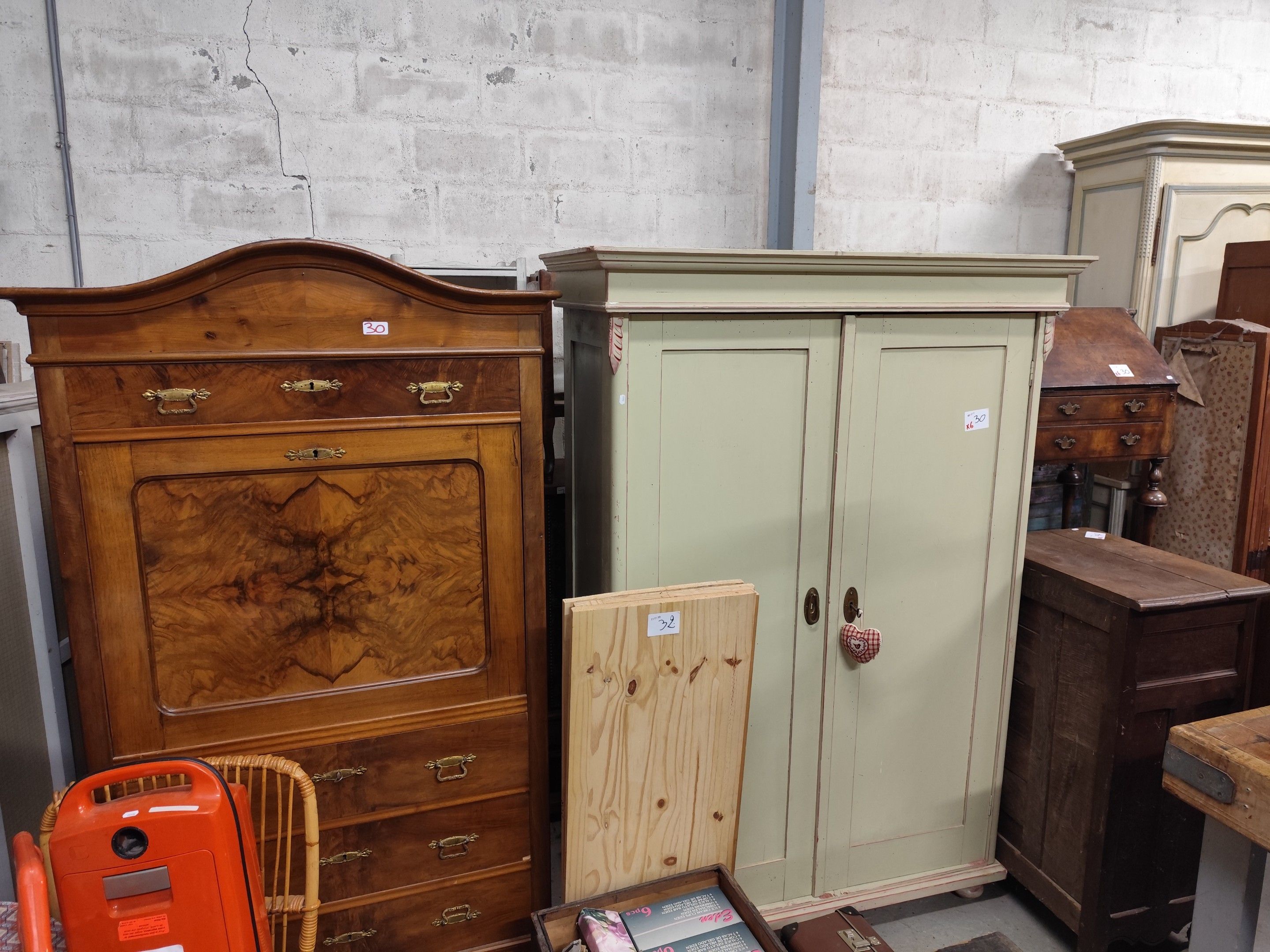 LOT DE MEUBLES COMPRENANT ARMOIRE REPEINTE 2 PORTES, BONNETI…