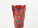 une image représentant un verre rouge orné d'une illustration représentant une femme