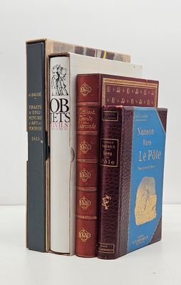 un grand nombre de livres empilés les uns sur les autres