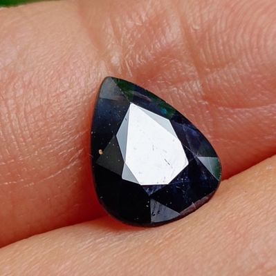 un gros plan sur la main d'une personne tenant un diamant noir et blanc