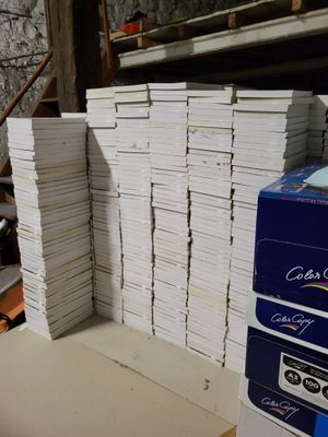 de nombreuses piles de livres empilés les uns sur les autres