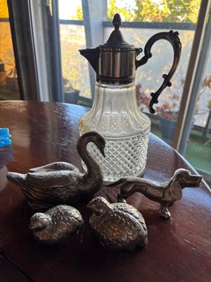 un pichet et trois canards posés sur une table