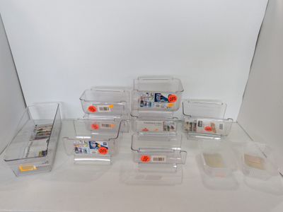 beaucoup de récipients en plastique posés sur une table