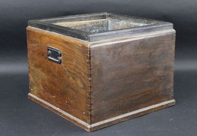 JAPON: Hibachi (brasero) de forme carrée en bois naturel et … - Photo 1