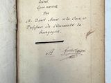 un livre écrit posé sur une table