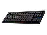 un clavier d'ordinateur posé sur une surface blanche