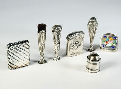 un grand nombre d'objets en argent posés sur une table