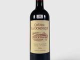 une bouteille de vin rouge portant l'étiquette du Château La Dominique