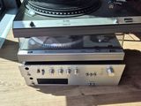 un plateau tournant posé sur un tourne-disque