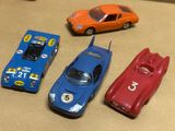 quatre petites voitures posées sur une table