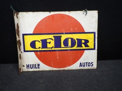 un vieux panneau rouillé sur lequel est inscrit le mot « celor »