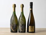 trois bouteilles de vin posées sur une table l'une à côté de l'autre