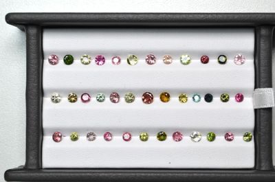 une photo d'une vitrine contenant de nombreuses pierres de différentes couleurs