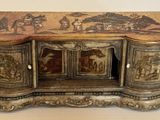 une petite boîte en bois avec un tableau dessus