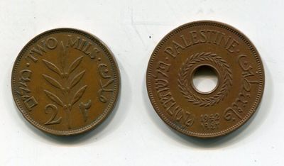 un gros plan de deux pièces de monnaie posées sur une surface blanche