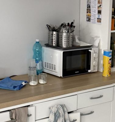 un micro-ondes posé sur un plan de travail dans une cuisine