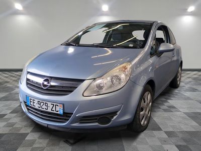 une photo d'une voiture bleue garée dans un showroom