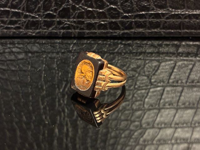 Bague en or à décor d’un camé. NER. Poids brut (en ce compris le 