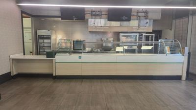 une photo d'un restaurant avec un comptoir et un plan de travail