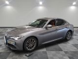 la voiture argentée est garée sur un sol en damier dans le garage