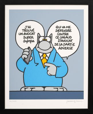 une image représentant un chat de bande dessinée en costume-cravate, tenant un micro