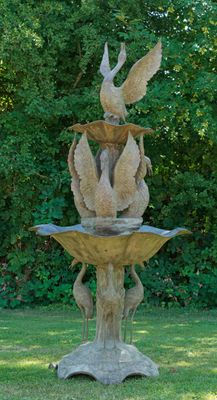 une statue représentant un oiseau au sommet d'une fontaine