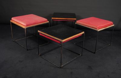 AIRBORNE. Ensemble de quatre table tabouret modèle CARRÉ D'A…