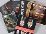plusieurs livres consacrés à l'art et à l'artisanat africains posés sur une surface blanche