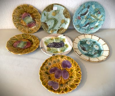 plusieurs assiettes à motifs différents sur une table