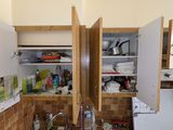 une cuisine avec un évier et un réfrigérateur