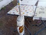 un aspirateur posé par terre près d'une table