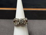 un cône blanc surmonté d'une bague en diamant