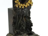 une image représentant une statue d'un homme avec une couronne sur la tête
