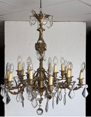 Lustre en bronze à dix-huit bras de lumière en rinceaux, agr… - Photo 1