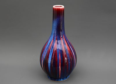 un vase orné d'un motif rouge et bleu