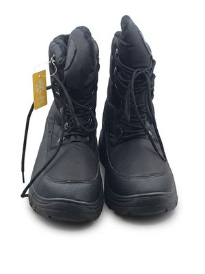 une paire de bottes noires avec une étiquette dessus