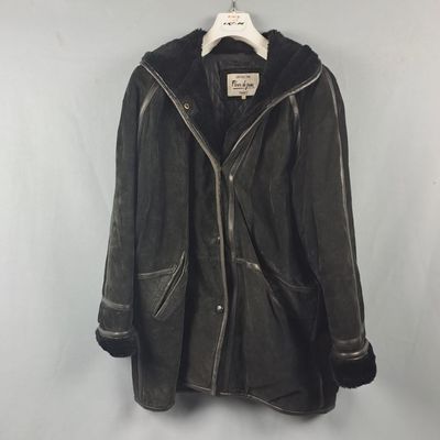 une photo d'une veste en cuir noir suspendue à un cintre