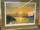 une photo d'une photo d'un coucher de soleil accrochée au mur