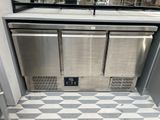 un réfrigérateur en acier inoxydable dans un coin de la cuisine