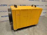 une grande boîte jaune posée sur un chariot en métal