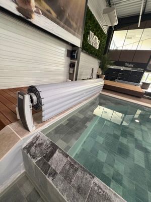 un jacuzzi au milieu d'une pièce, avec une télévision accrochée au mur