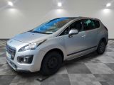 la voiture argentée est garée dans le garage sur un sol en damier