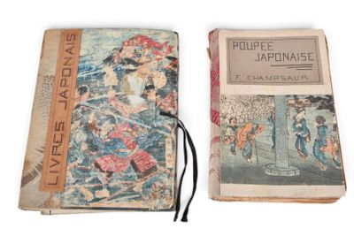 un vieux livre posé sur une table blanche à côté d'un livre