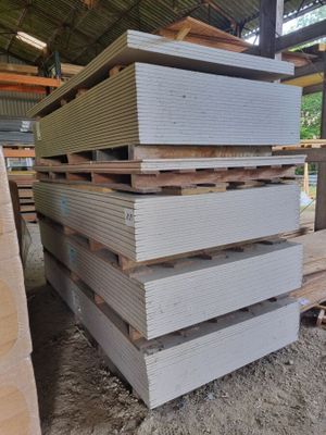 une pile de palettes en bois empilées les unes sur les autres